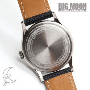 クロノトウキョウ　34mm カリグラ シルバーホワイト